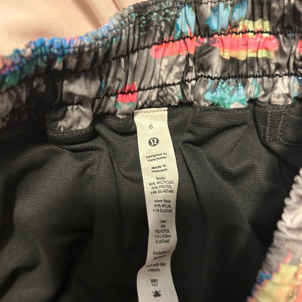 *NWT* RARE Lululemon Hotty Hot LR Short 4 inch Lined - Picture 11 of 11